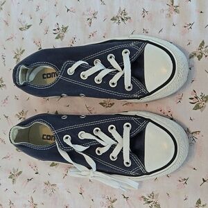 Navy blue low top converse